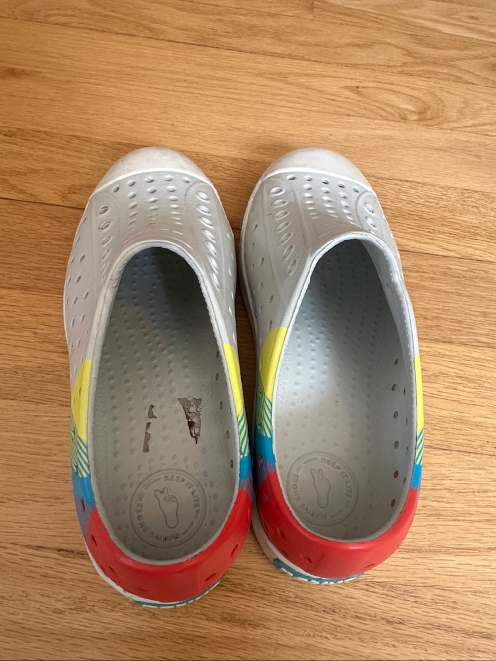 Native Kids Slip-On Sneakers in Light Gray with Multicolor Heel Size 1 - Picture 3 of 7
